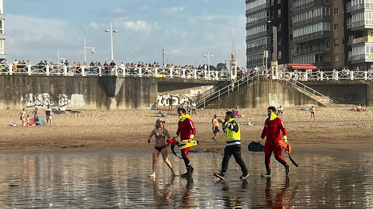 Angustiosa operativo de rescate en Salinas: buscan a un bañista arrastrado por la corriente