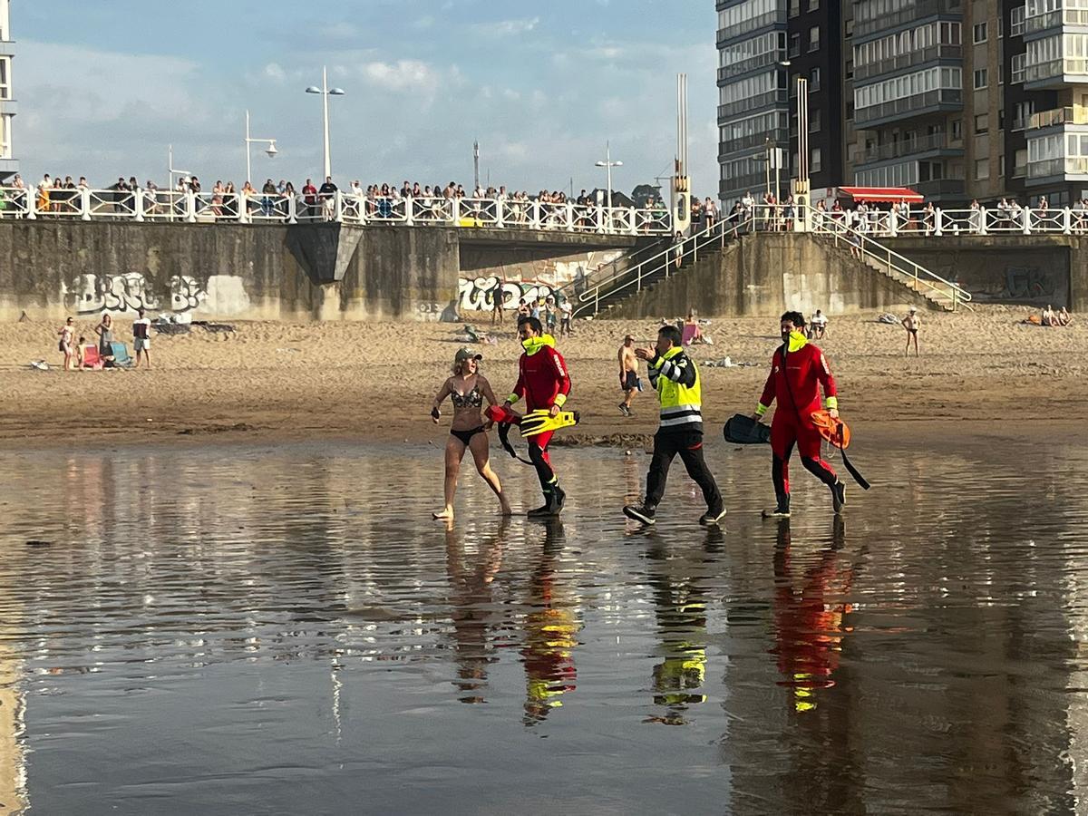 En imágenes: Angustiosa búsqueda de un bañista desaparecido en la playa de Salinas