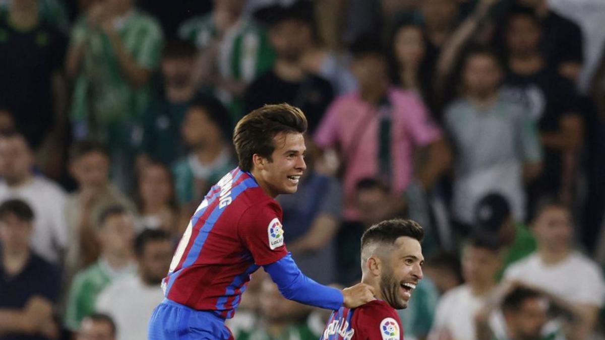 Riqui Puig salta sobre Alba después del segundo gol. |  // REUTERS