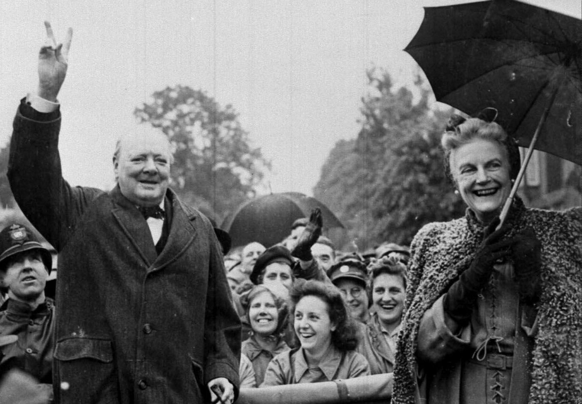 Winston Churchill y su mujer, Clementine, fotografiados en 1945