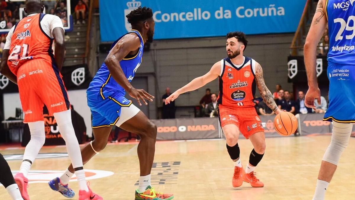 Dídac Cuevas maneja la pelota ante el Estudiantes.