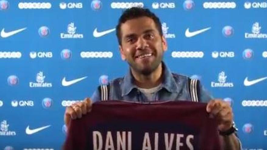 Dani Alves a la seva presentació com a nou jugador parisenc