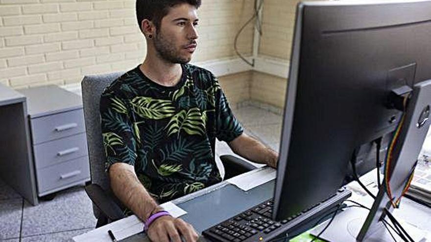 Un joven trabajador durante la jornada laboral.