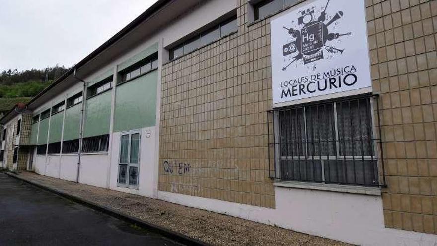 El edificio que acoge los locales de ensayo de La Peña.