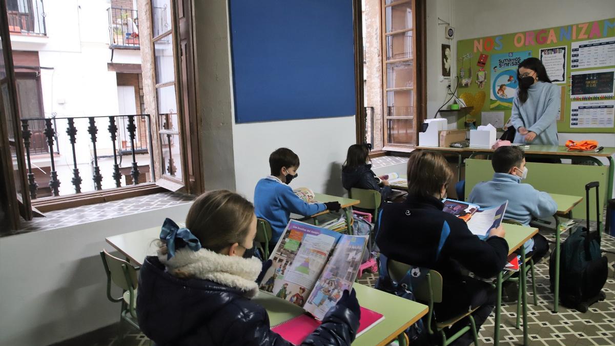 Una profesora da clase en un aula ventilada.