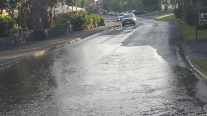 Las aguas residuales anegaron ayer la avenida Loro Parque y generaron un gran hedor en esta zona de la ciudad turística.