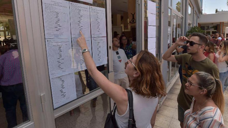 Opositora mirando una lista de convocatoria de empleo público.