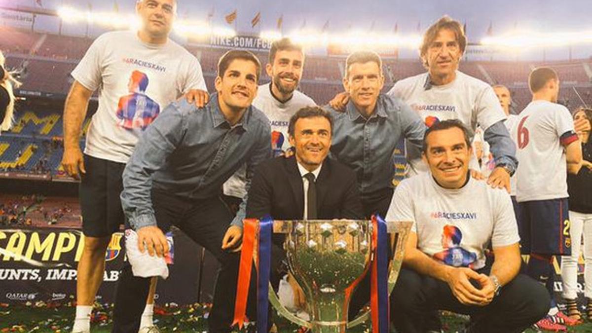 Luis Enrique, acompañado del cuerpo técnico, celebra el título