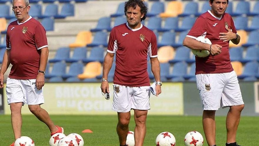 El utillero Tomé, Luisito y Roberto Valdés durante un entrenamiento en Pasarón. // G. Santos