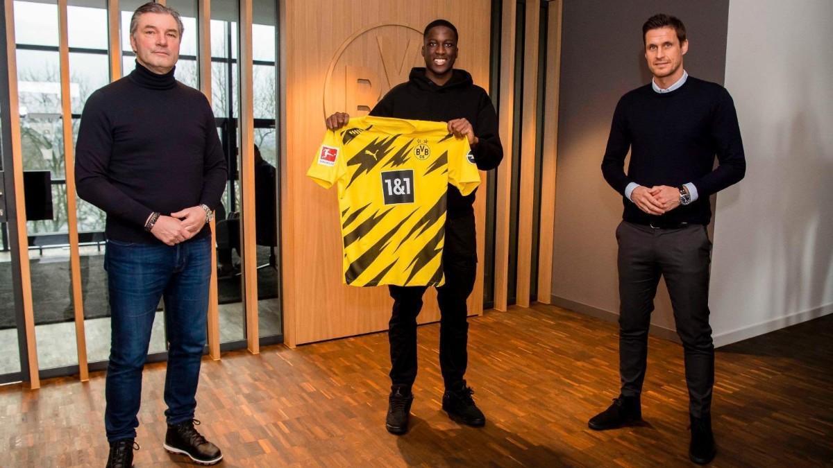 Coulibaly posa con la camiseta del Dortmund