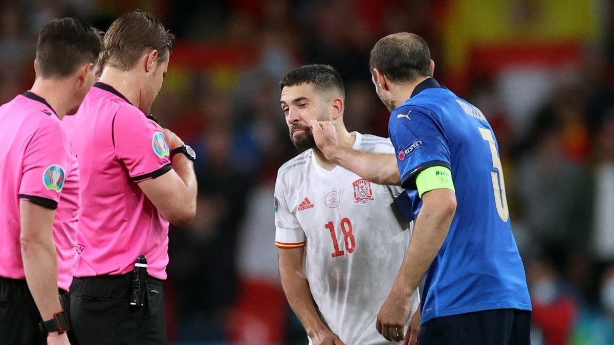 Chiellini bromea con Jordi Alba durante el sorteo antes de lanzar los penaltis