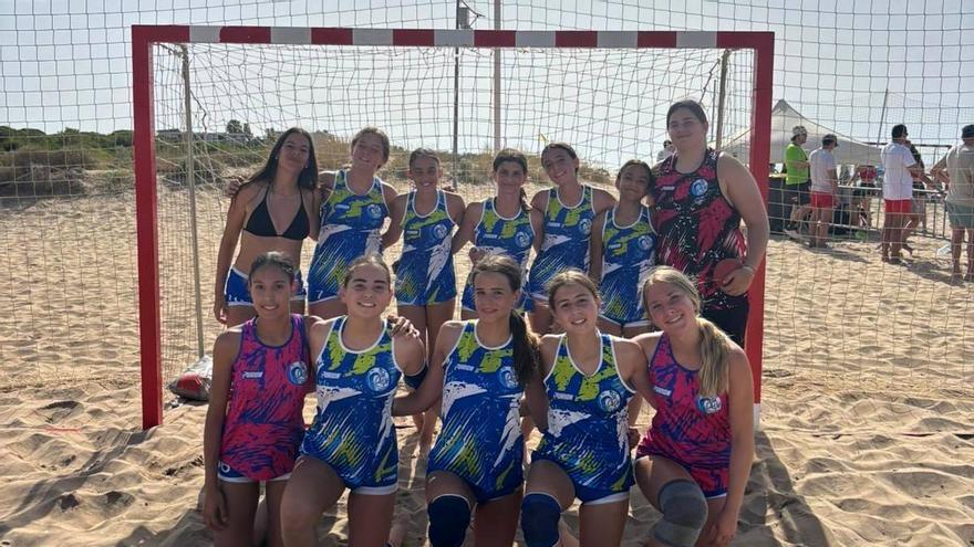 El CH Vilanova del Camí tanca el curs amb l’handbol sorra i ja prepara el retorn a les pistes