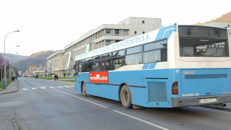 Uno de los autobuses urbanos que unían la estación de Renfe con el campus.