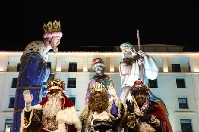 Alicante desafía las bajas temperaturas para ver la Cabalgata de Reyes Magos