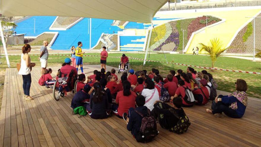 Lonas que homenajean a la Unión Deportiva en el parque.