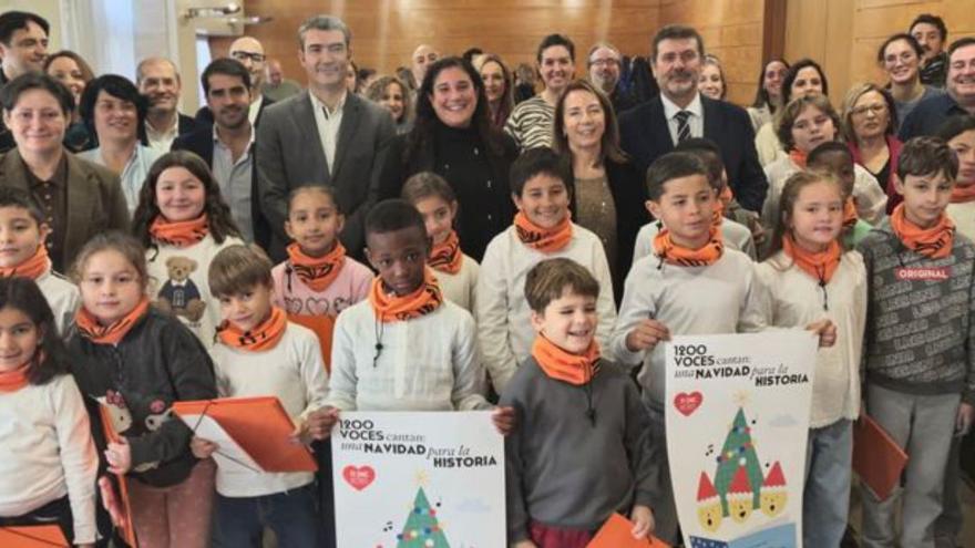 El coro del CEIP San Juan en la presentación.