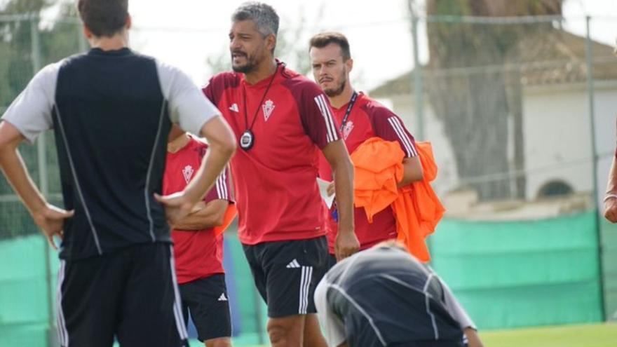 Gustavo Munúa da instrucciones durante un entrenamiento. | PRENSA REAL MURCIA