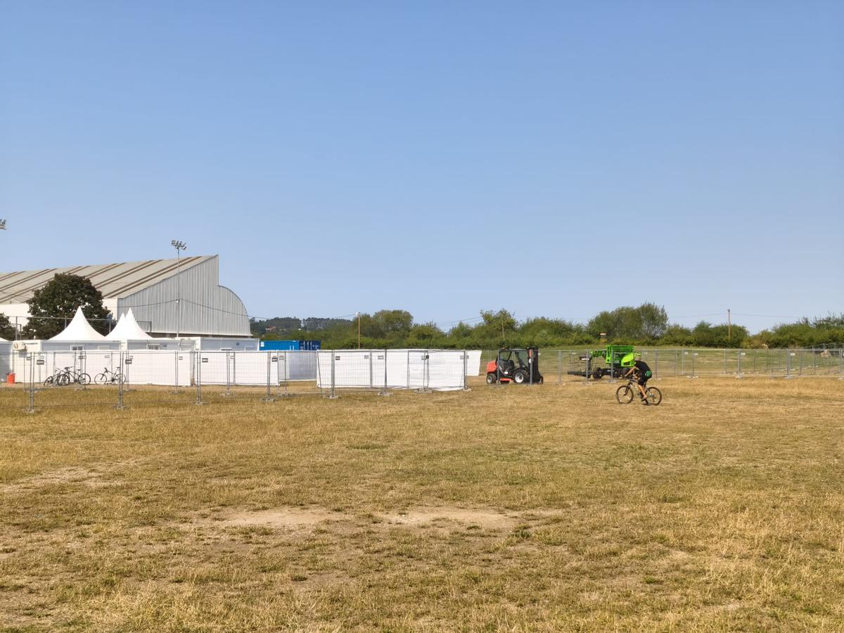 El montaje y los preparativos del Festival Boombastic en Llanera, en imágenes