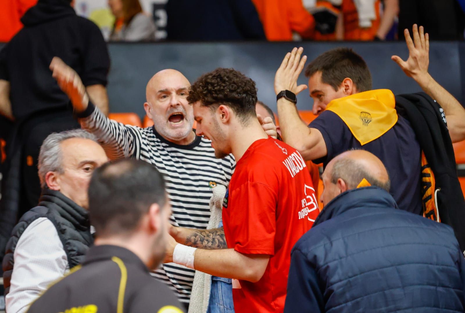 Incidentes en La Fonteta con los jugadores del Hapoel al final del partido