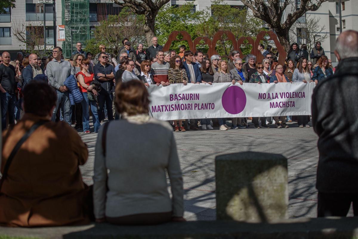 BASAURI (BIZKAIA), 04/04/2026.- Una manifestación convocada este sábado en Basauri para condenar el asesinato de una mujer en un presunto caso de violencia machista cometido en la localidad el pasado 1 de abril. EFE/Javier Zorrilla
