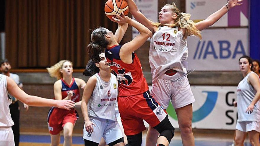 Duelo entre Maristas y Torrelavega del curso pasado.