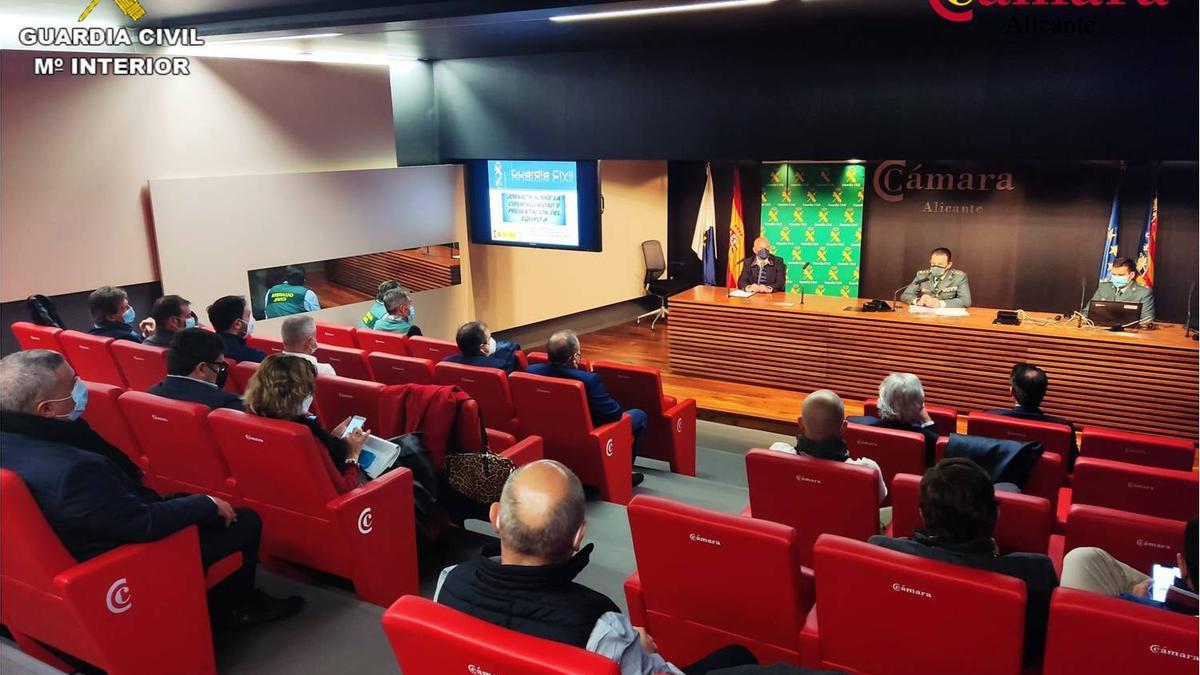 Jornada sobre la ciberseguridad organizada por la Guardia Civil y la Cámara de Comercio de Alicante.