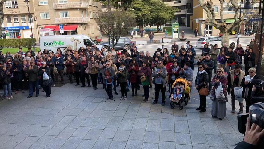 Concentración contra la violencia machista esta mañana en Cangas. // G. M.