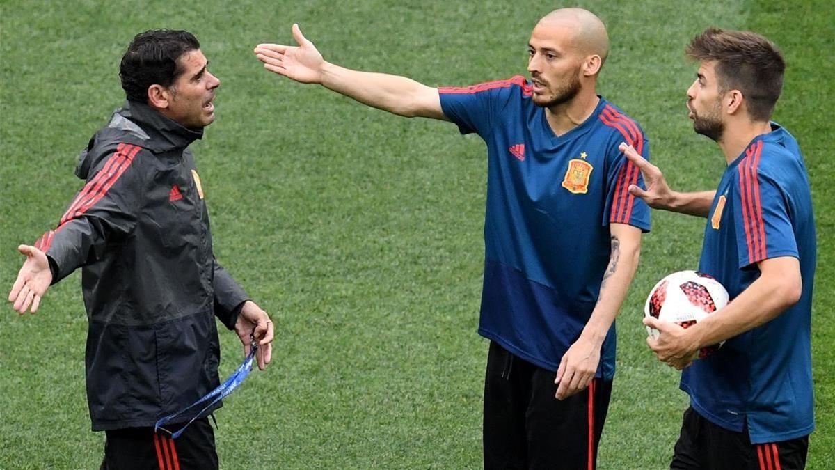 Hierro, Silva y Piqué, en el entrenamiento de España en el estadio Luzhniki de Moscú.