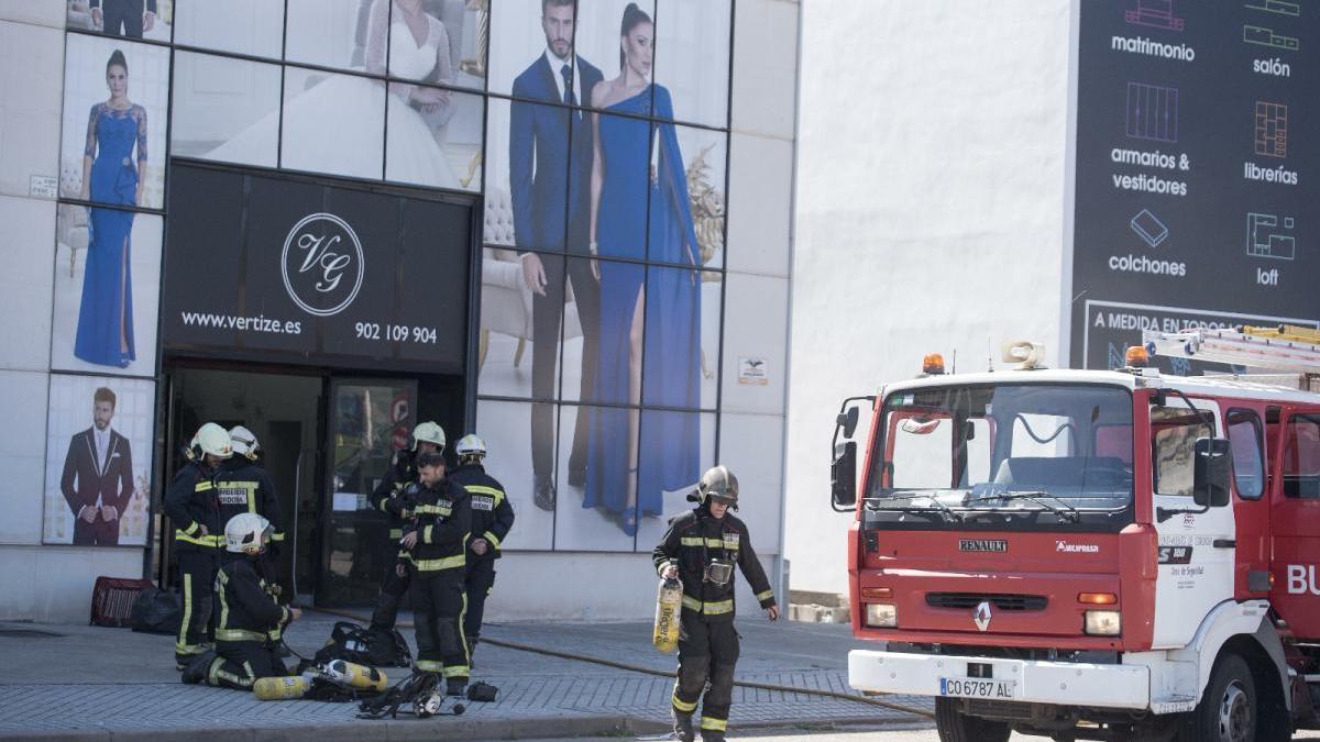 Una tienda de ropa se incendia en el polígono de San Carlos