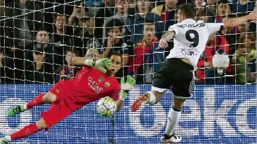 Paco Alcácer remata a porteria davant Claudio Bravo, la temporada passada al Camp Nou.