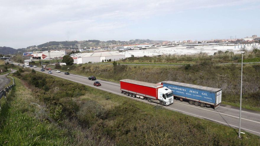 Camiones y turismos transitan por uno de los tramos de la GJ-10 cuyo proyecto de desdoblamiento está en tramitación ambiental. | ÁNGEL GONZÁLEZ