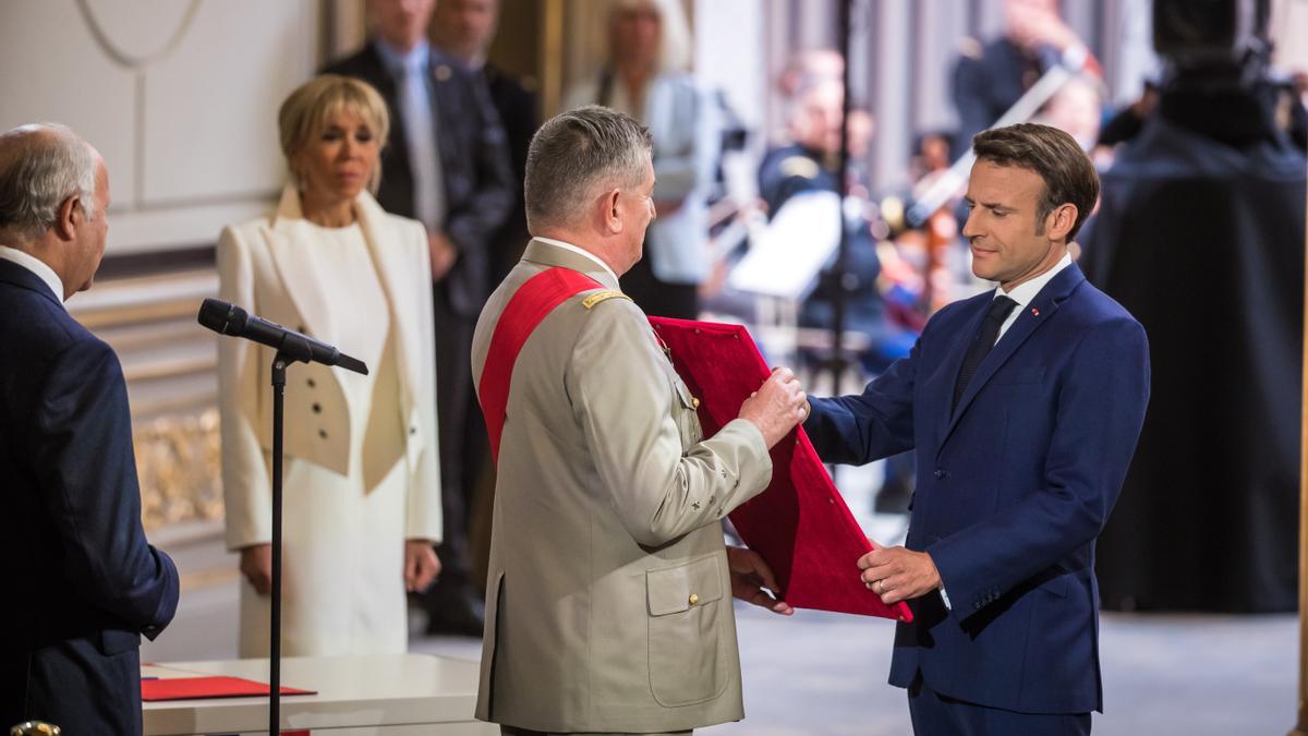 Macron jura el cargo de presidente para cumplir con las expectativas de "un pueblo nuevo"