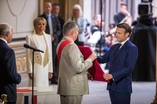 Macron jura el cargo de presidente para cumplir con las expectativas de "un pueblo nuevo"