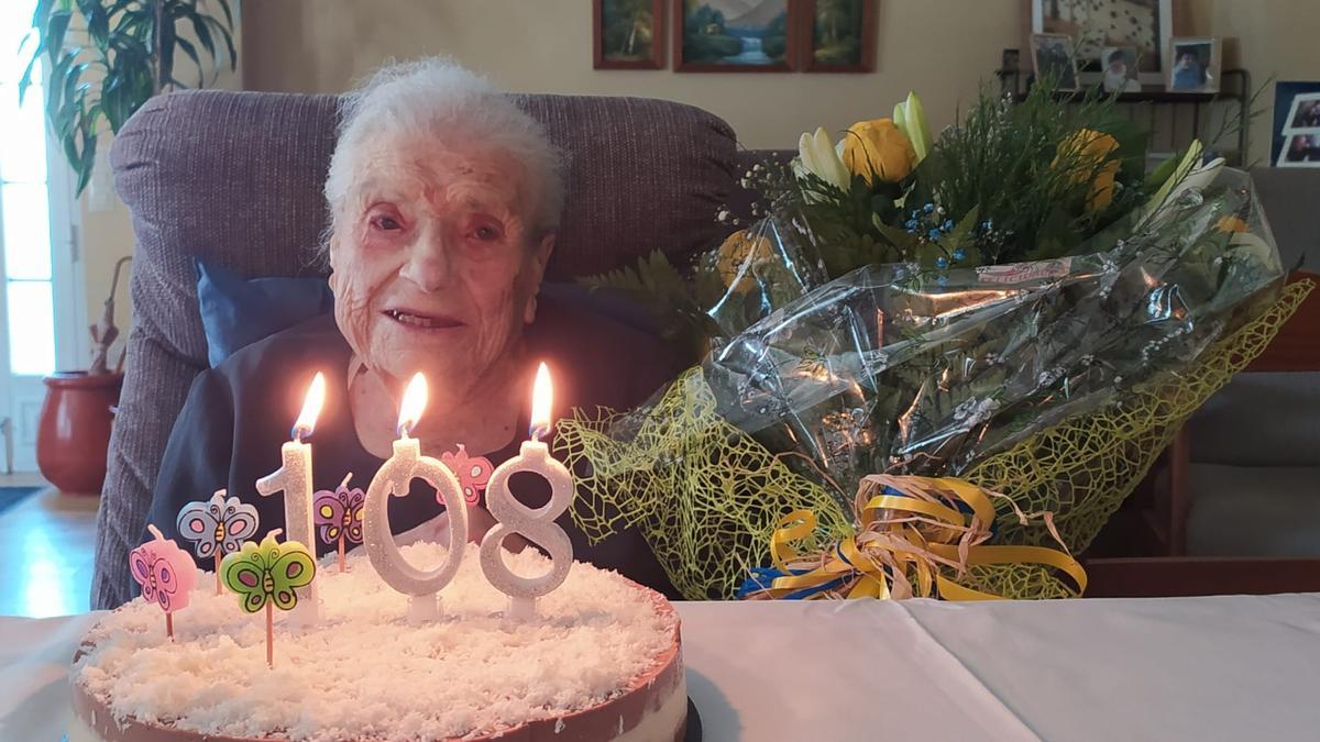 La señora Antonia, con la tarta de cumpleaños