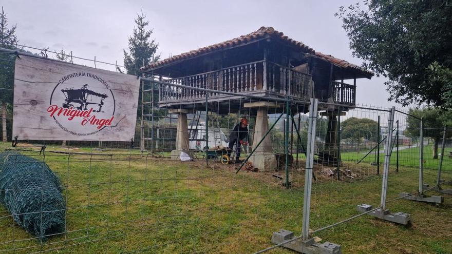 Aspecto que presentaban ayer los trabajos de rehabilitación del hórreo más dañado del parque de La Cabornia. | LNE