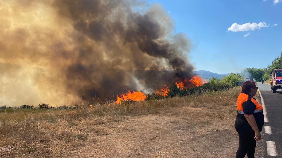 El incendio ha obligado a cortar el tráfico ferroviario