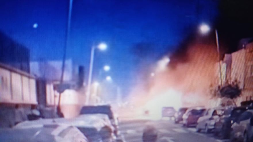 Buscan a dos hombres por quemar seis coches y dos contenedores de residuos en Tenerife