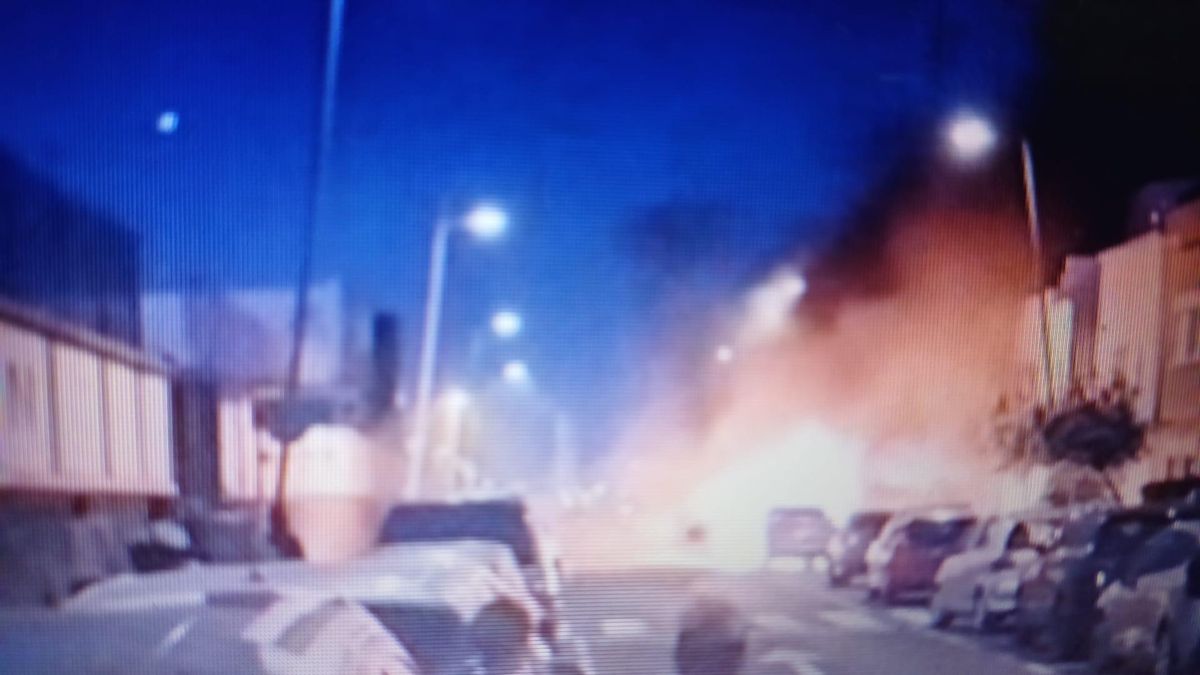 Buscan a dos hombres por quemar seis coches