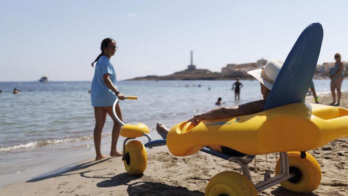 Baño asistido con una silla anfibia en la playa Levante de Cabo de Palos