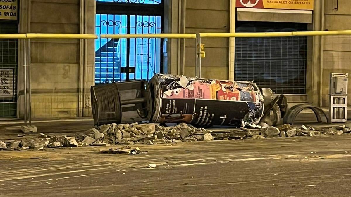 Columna de libre expresión tirada abajo por obras en la calle Pi i Margall de Barcelona