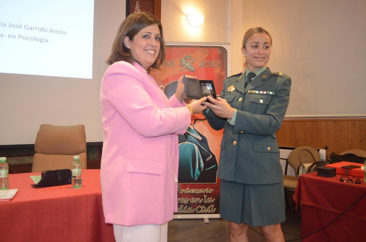 La alcaldesa de Benavente con la comandante de la Guardia Civil.