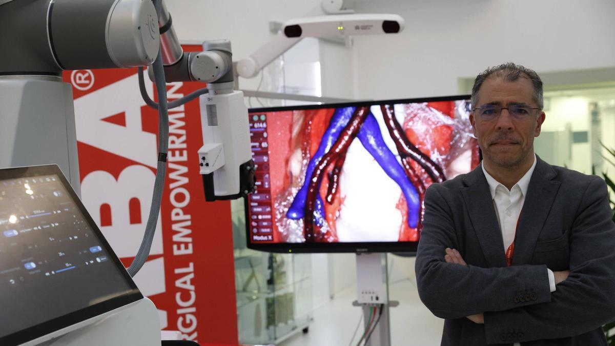 El neurocirujano Rubén Martín Láez, ayer, en Gijón, en el curso de cirugía de columna.