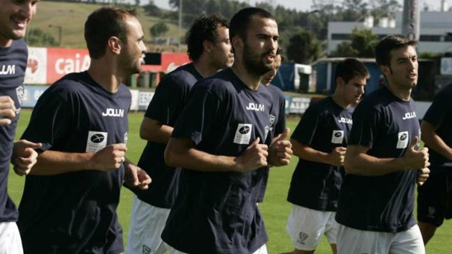 Omar, en el centro, con sus compañeros, en un entrenamiento.