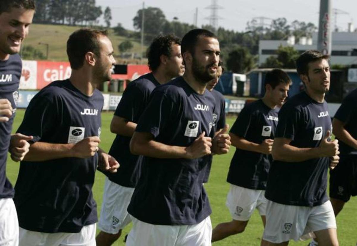 Omar, en el centro, con sus compañeros, en un entrenamiento.