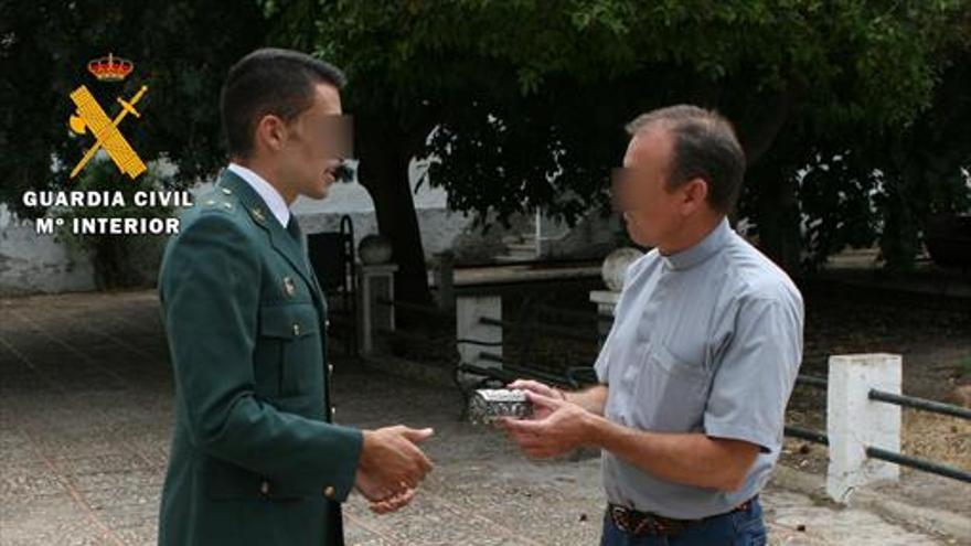 La Guardia Civil recupera un cofre del siglo XVIII robado de la parroquia