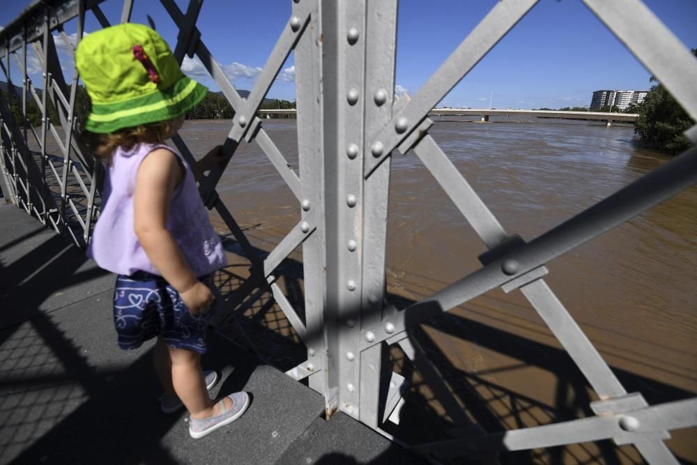 Al menos 4.000 personas fueron evacuadas hoy por inundaciones en dos poblaciones de la Isla Norte de Nueva Zelanda ante el envite del ciclón Debbie, que a su paso por Australia causó cinco muertos.