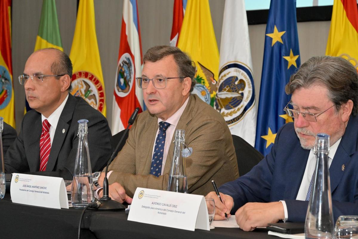 Homero López, presidente de la Comisión de Asuntos Americanos de la Unión Internacional del Notariado; José Ángel Martínez Sanchiz, presidente del Consejo General del Notariado (CGN); y Alfonso Cavallé, decano del Colegio Notarial de Canarias y delegado del CGN para América.