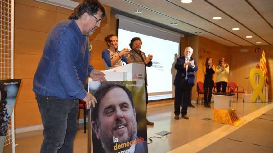 Jordi Pesarrodona col·locant un cartell d&#039;Oriol Junqueras al final del míting d&#039;ahir a Berga