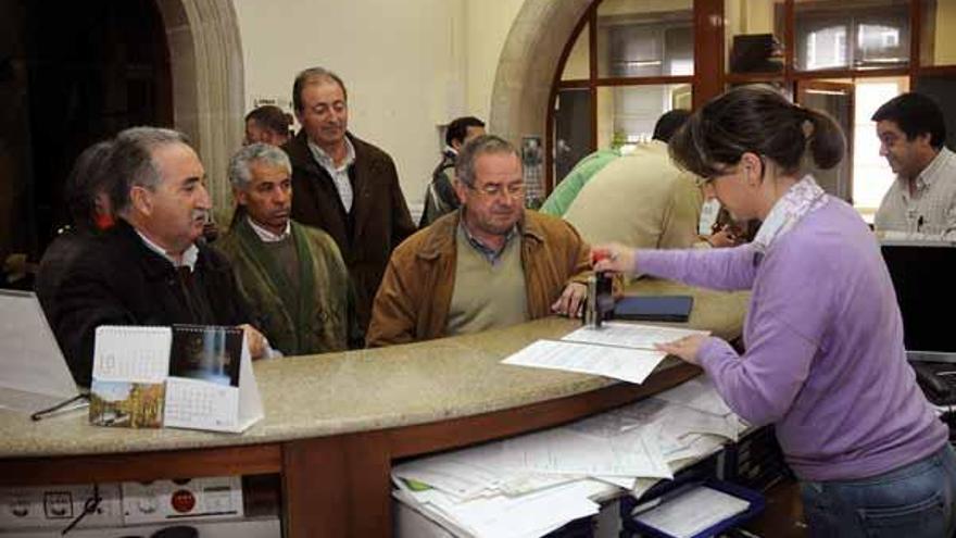 Los portavoces vecinales presentaron ayer sus solicitudes en los registros del Concello y la Xunta.