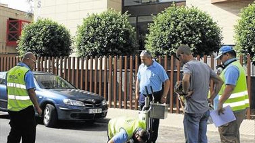 Almassora lucha contra las plagas en 2.400 puntos del alcantarillado